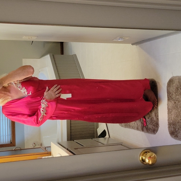 NWT Flora by Flora Nikrooz Stella Satin Red Long Night Gown & Robe Set - Picture 9 of 16